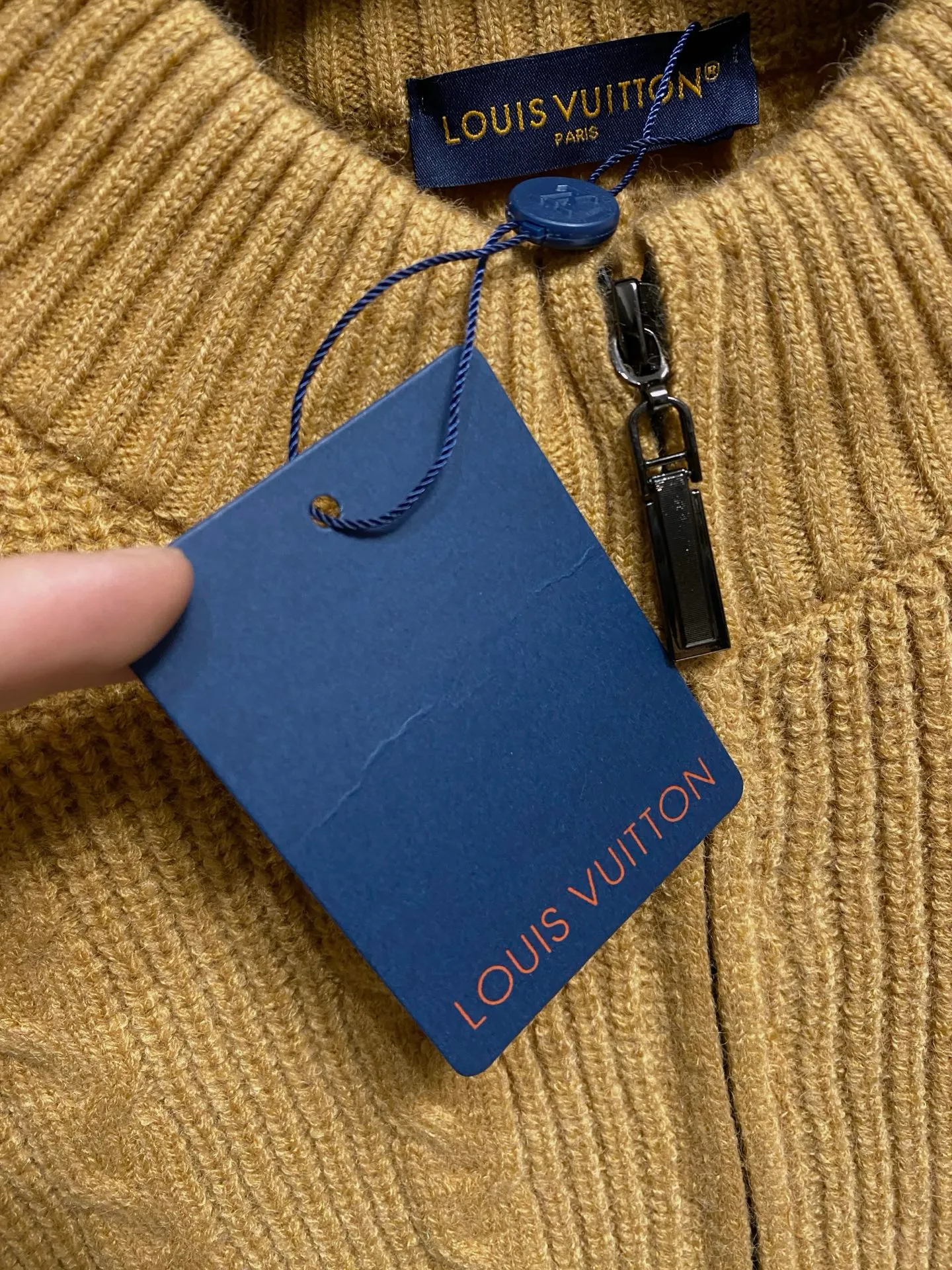 🅿️540 【LV Louis Vuitton】Autumn and winter classic cardigan sweater, in full condition! ! ! Wool blended fabric, the latest model in 2025, golden ratio! ! Slim-fitting soft gold, versatile and practical item, the combination and practicality are extremely powerful, simple and elegant, and classy! To create your own style, it is highly recommended to buy it in two colors. The standard slim fit tailoring process is suitable for both young and old men. It is knitted from wool and will not cause any discomfort! While keeping warm, it is stylish, textured and wearable, and the classic logo with contrasting colors on the chest feels in place! ! Recommended for regular customers! ! Size M-3XL (maximum wear: 190 pounds)